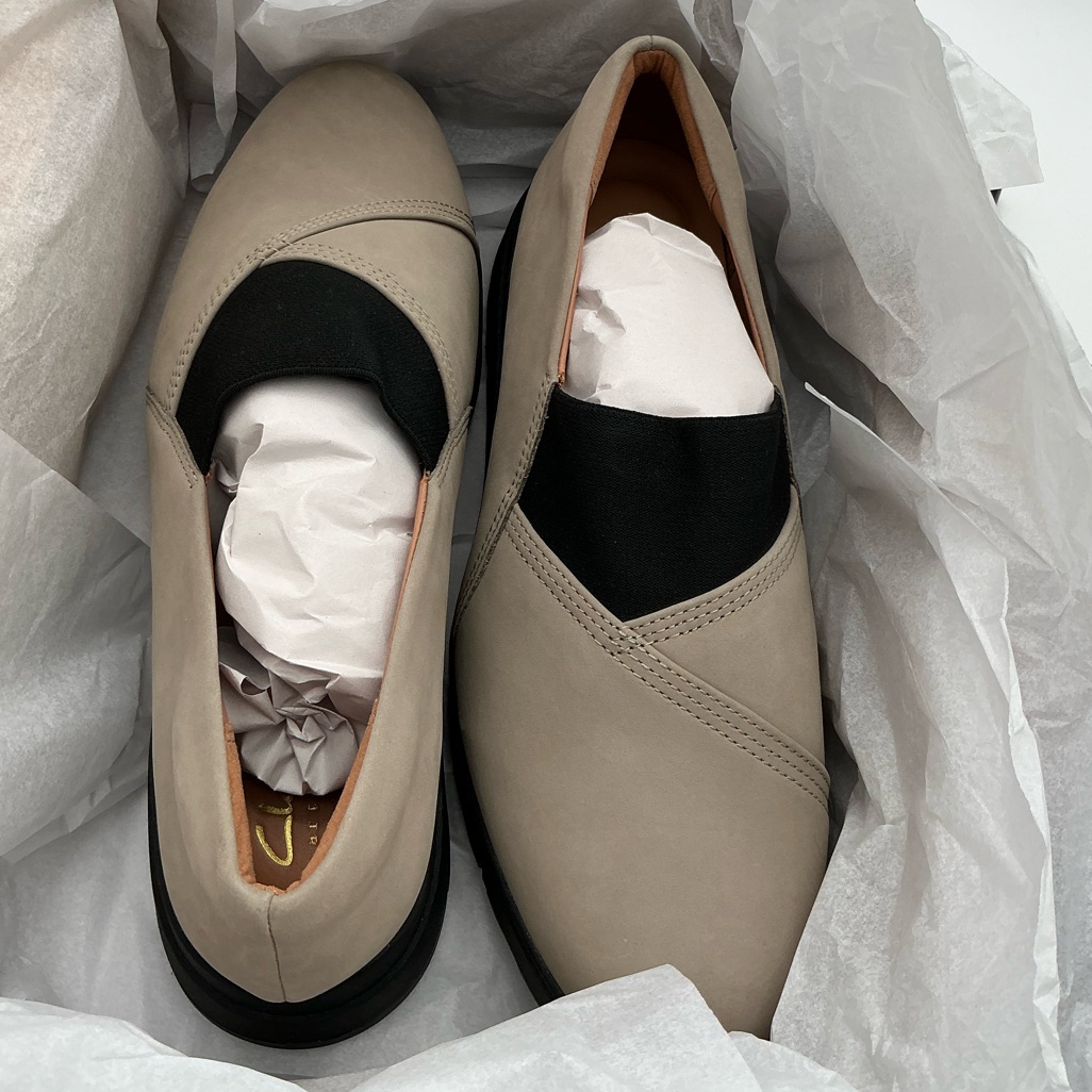 Clark's Women's Beige Slip-On Shoes Size 9.5